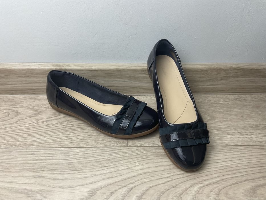 Clarks skórzane baleriny 37 granatowe lakierkowe miękka podeszwa wygod