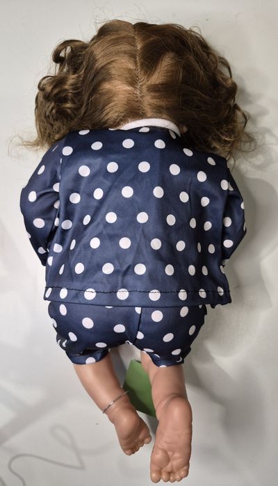 Realistyczna lalka bobas z niebieskimi oczami