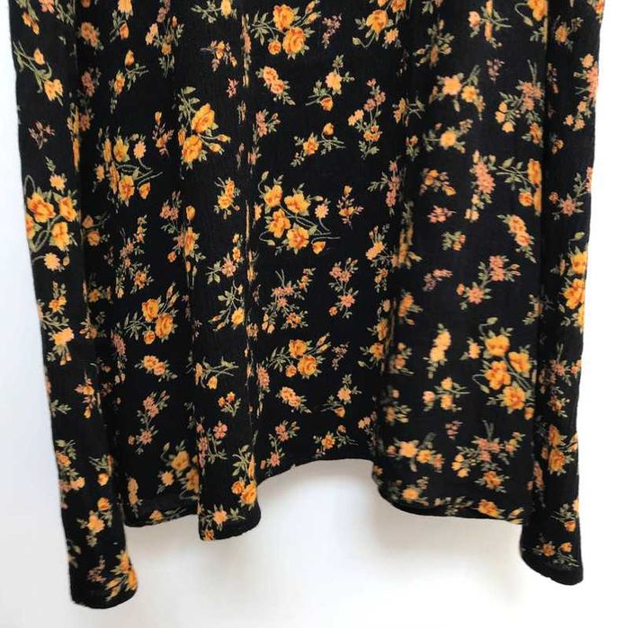 Vestido negro estampado de flores laranjas