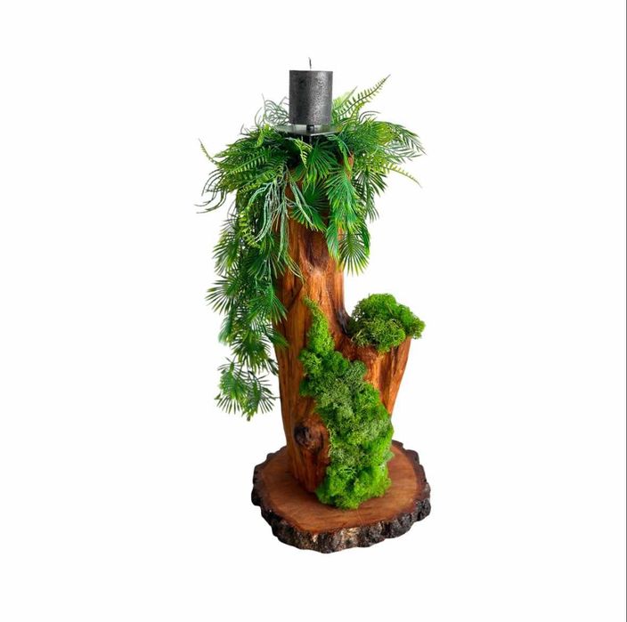 Dębowy Świecznik z dekoracją z zielonych roślin