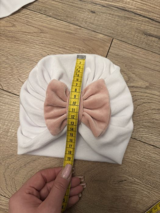 Czapka z kokarda i chusta z falbanka