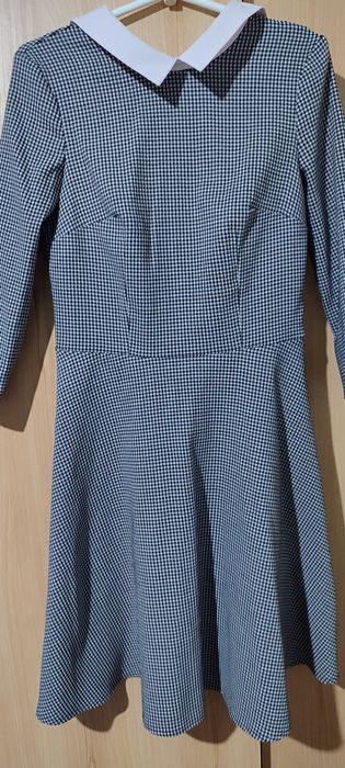 Sukienka z białym kołnierzykiem biało -czarna kratka
