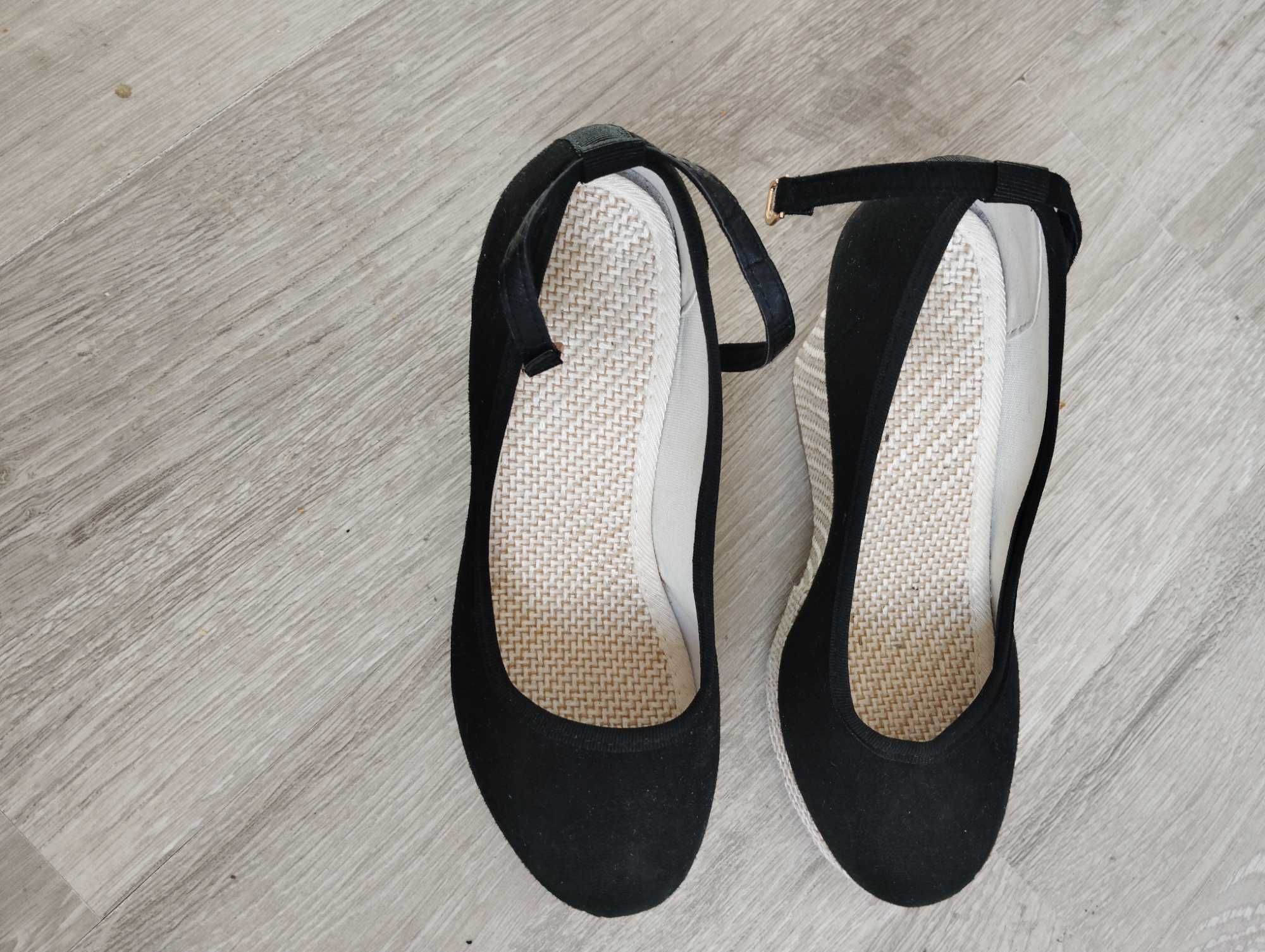 Buty na koturnie