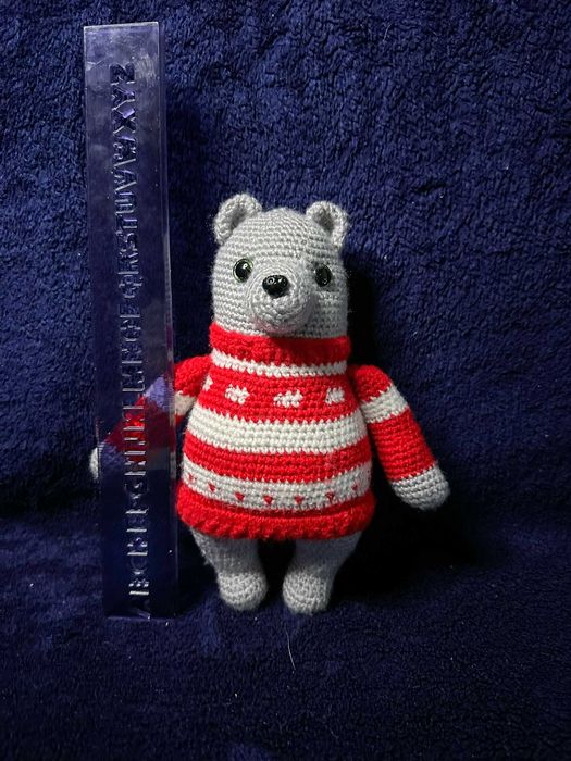 Miś w czerwono-białym sweterku