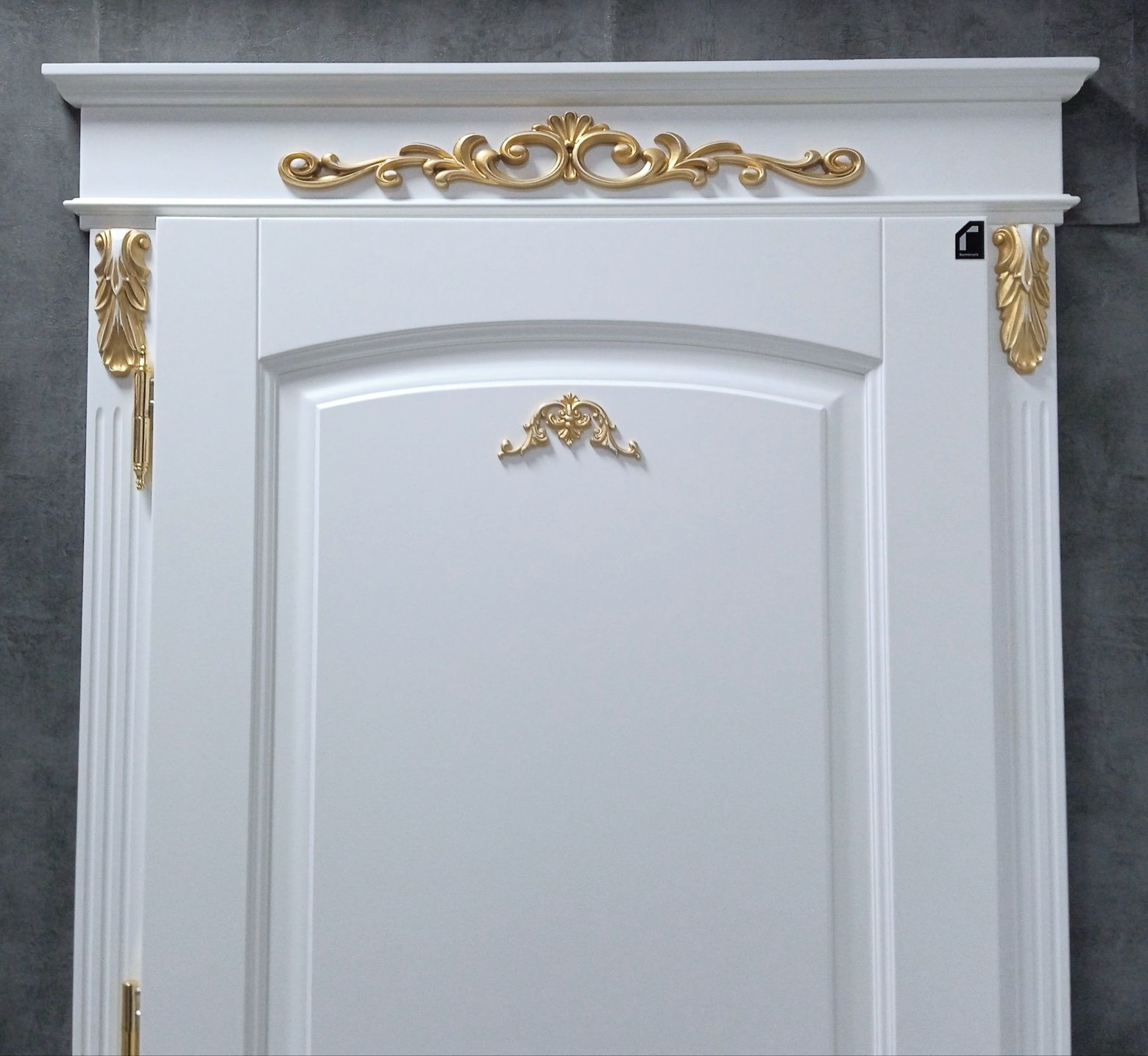 Двері з масиву Вільхи в класичному стилі.