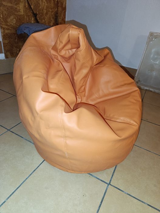 Puffs vermelho e cor de laranja