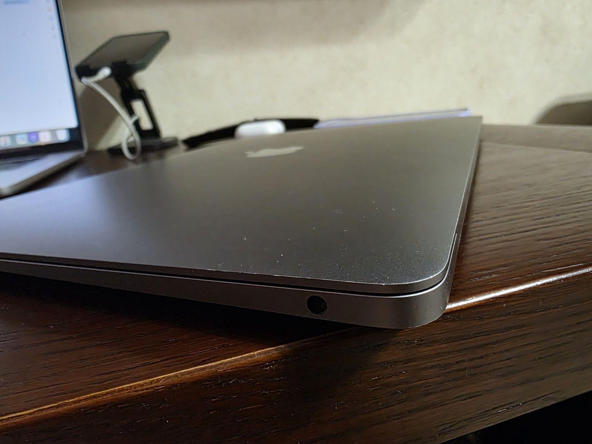 MacBook Air A1932 i5/8/128гб 2019р засвіт на екрані