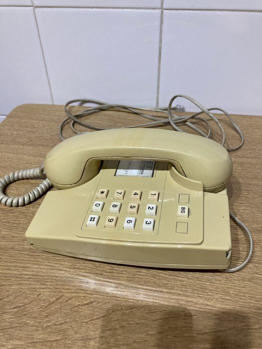 Telefone de teclas antigo