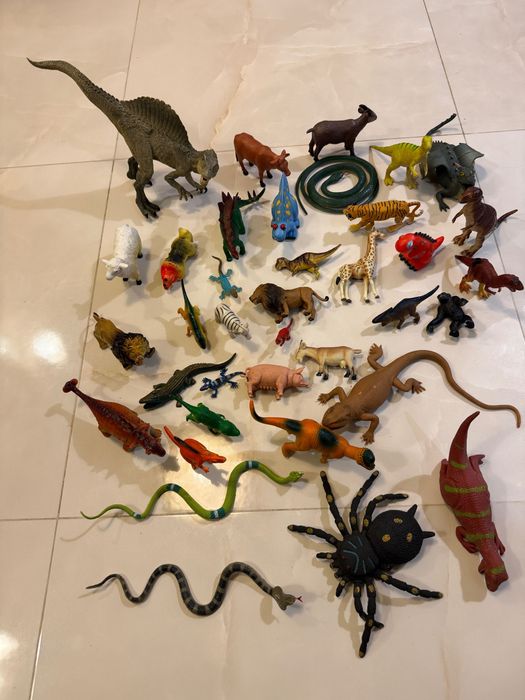 Figurki dinozaurów, zwierząt, gumowe i plastikowe, 38 szt.