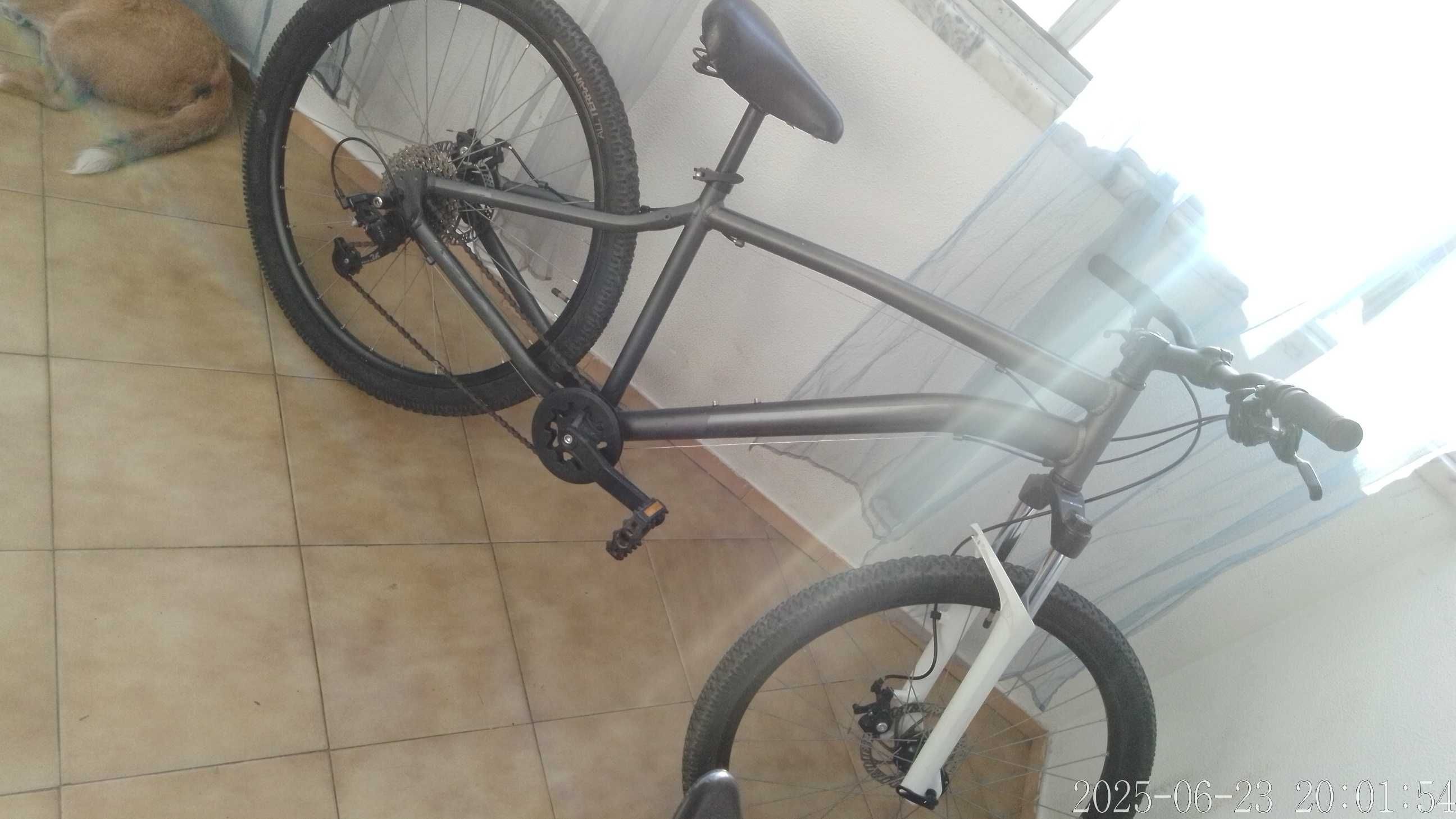 Bicicleta BTT pronta para andar