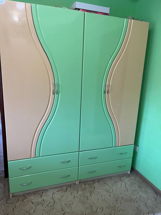 Набір меблів у кімнату — шафа, стінка, ліжко з матрацом