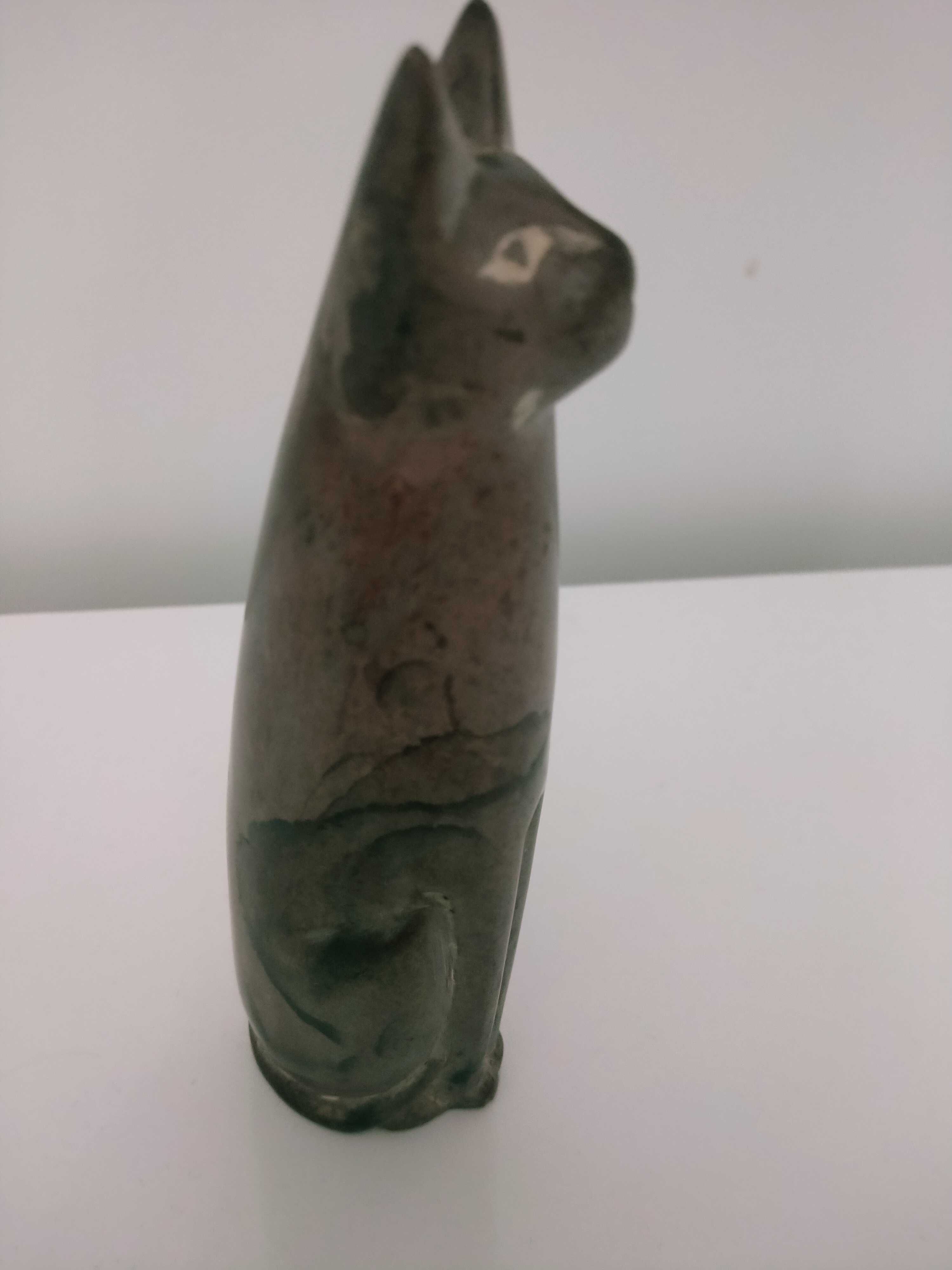 Kamienna figurka kota typu egipskiego