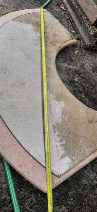 Tampo em granito e tampo em vidro com formato de meia lua