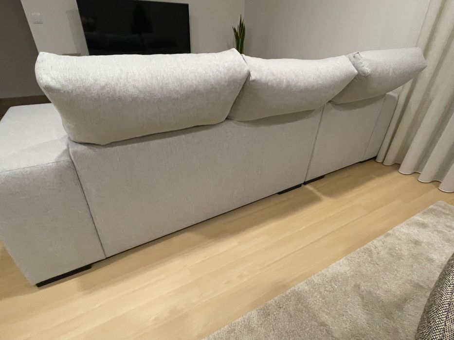 Sofá cinzento claro 3 lugares com chaise long e 4 puffs