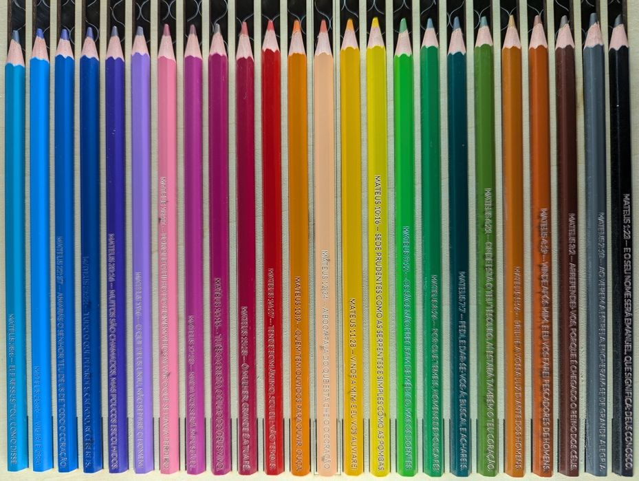 Lápis de cor com versículos bíblicos