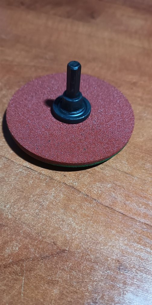 Adapter do wkrętarki lub wiertarki do mocowania różnego rodzaju tarcz