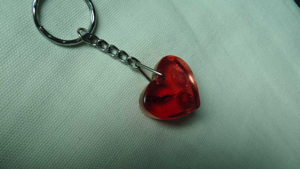 Brelok czerwone serce muszelki opiłki