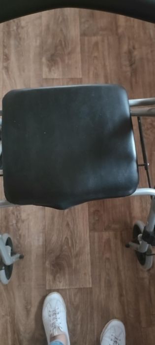 Sprzedam chodzik  czterokołowy z hamulcem