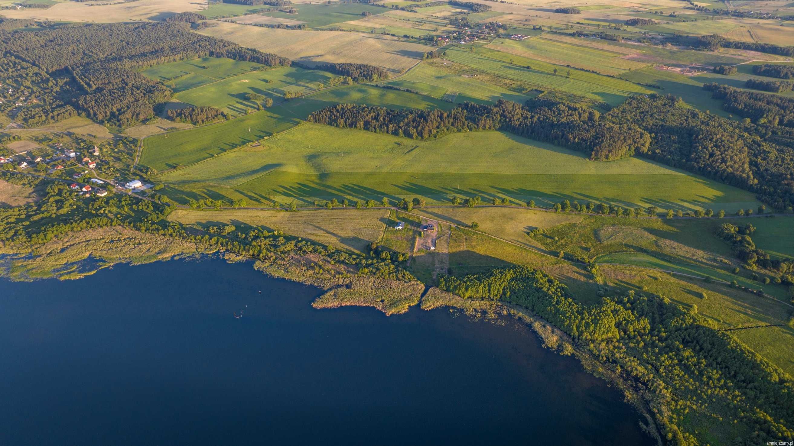 Działka nad Jeziorem Kownatki na Mazurach z linią brzegową jeziora