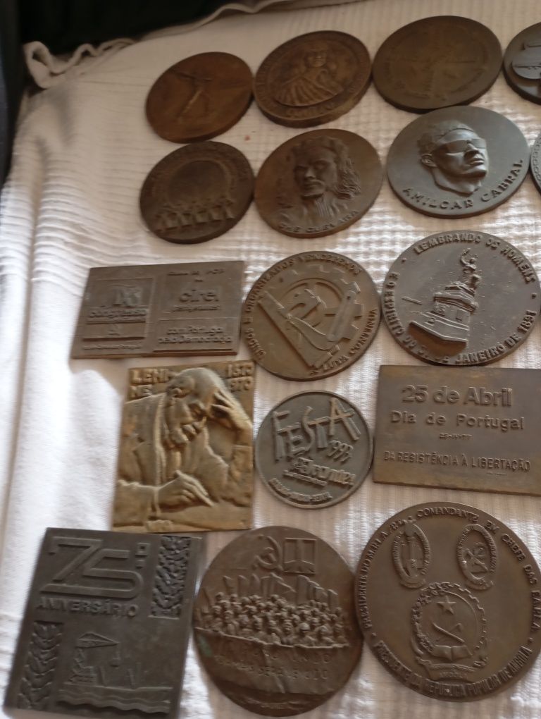 24 medalhas políticas