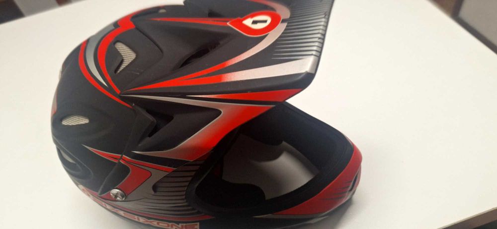 Capacete de downhill SixSixone Strike