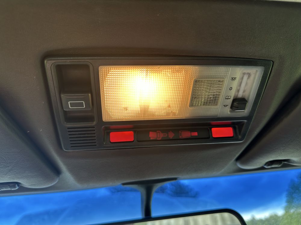 Lampka oświetlenia wntętrza mercedes 190 w201 w124 124