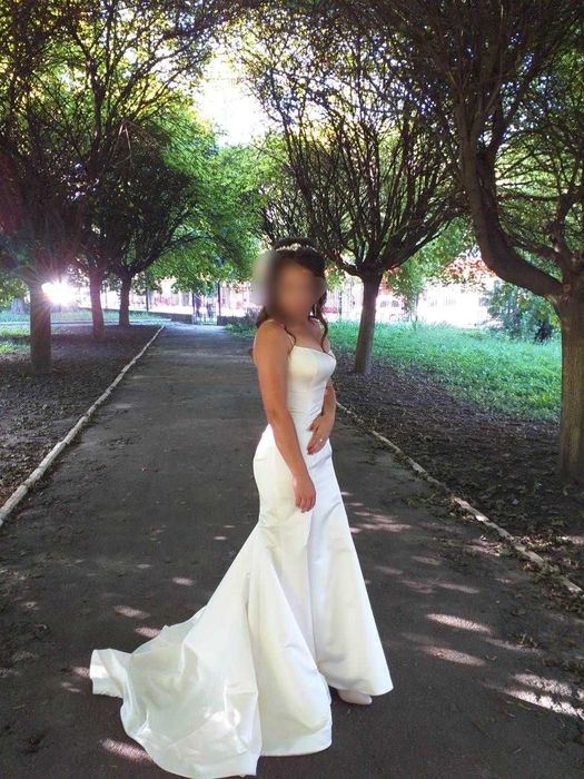 Весільна сукня з шлейфом та корсетом