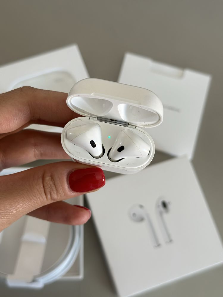 Apple AirPods 2 geração com caixa e carregador