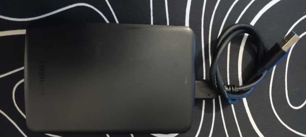 Disco rígido externo portátil Toshiba Canvio Basics preto  2Tb