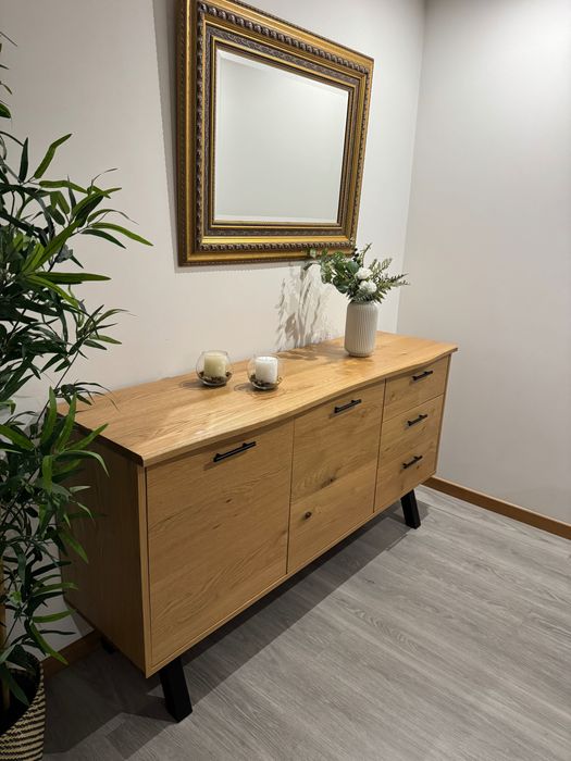 Aparador com 2 portas e 3 gavetas