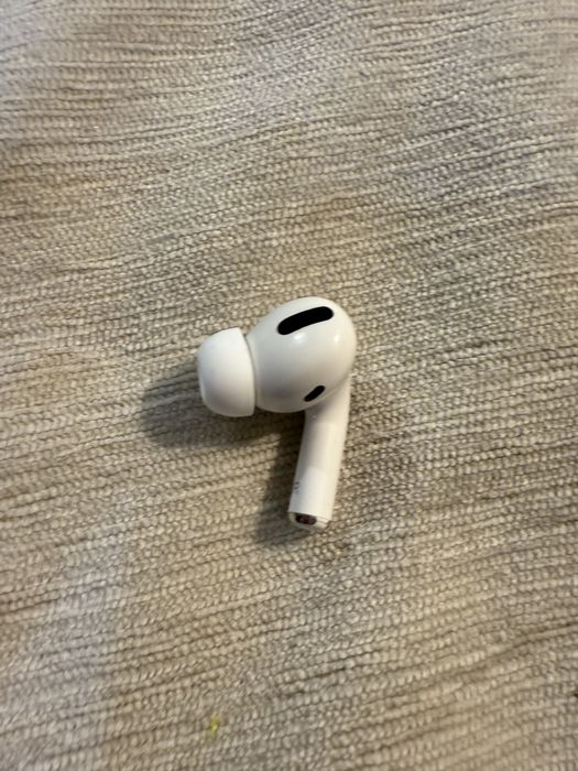 Продам один правий навушник airpods pro 1 a2083