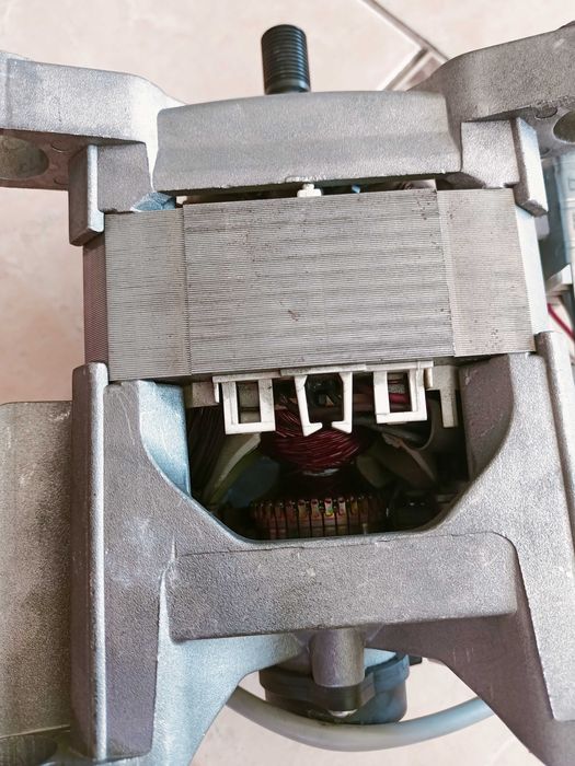 Мотор неробочий від Пральної машинки вузька WHIRLPOOL FWSF 61053 W EU