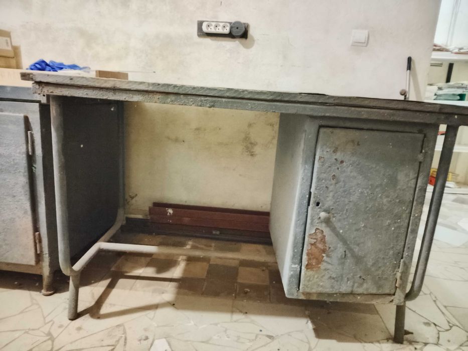 металевий стіл , полки, стільці  для механічної  майстерні  б/у