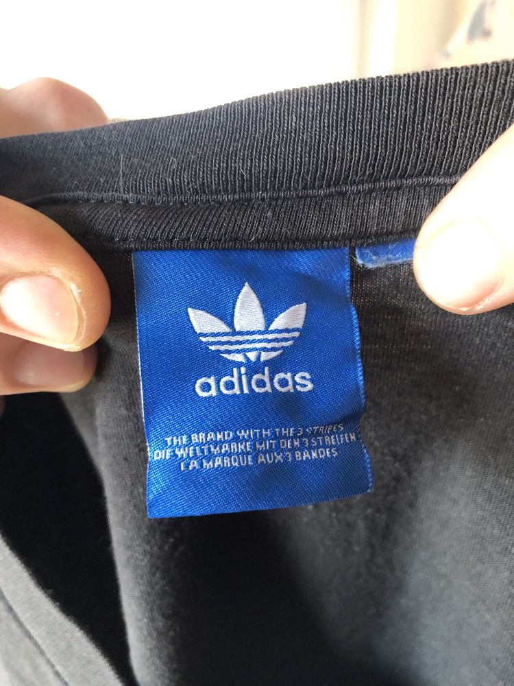 Czarna bluzka z płonącym logo Adidas