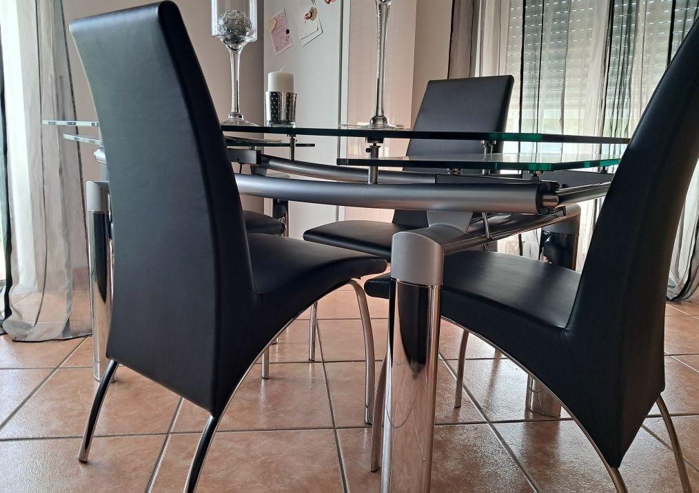 Mesa com  cadeiras