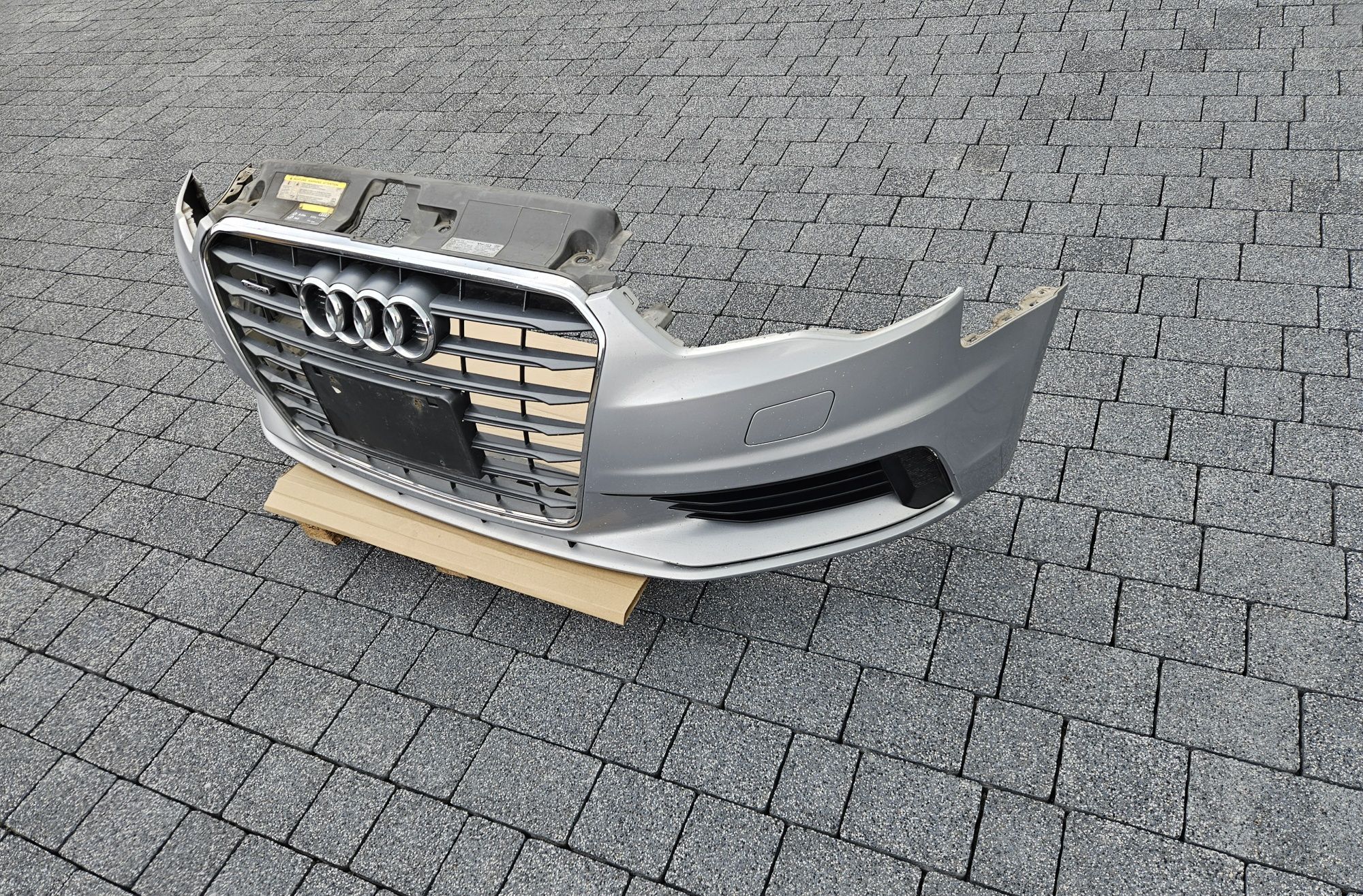 Audi a3 8v sedan zderzak przedni przód kompletny srebrny LZ7G