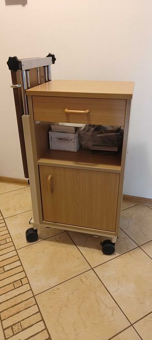 Stolik do karmienia chorego przyłóżkowy
