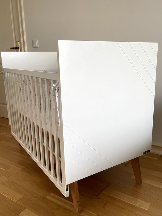 cama para bebe com colchão e protetor da cama