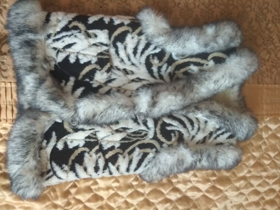 Тепла мехова жилетка,безрукавка на дівчинку 6-8