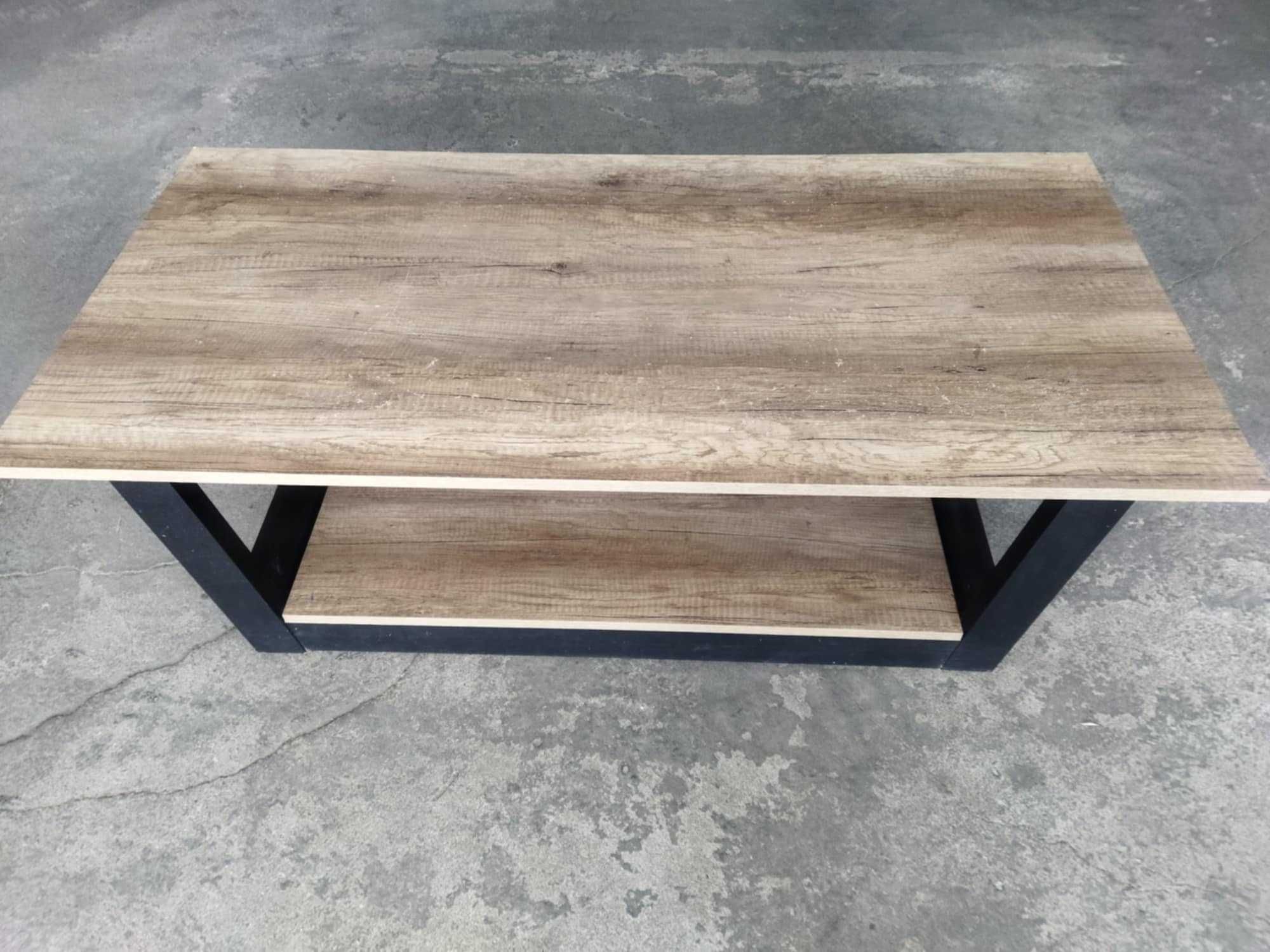 Mesa de centro com tampo em madeira maciça