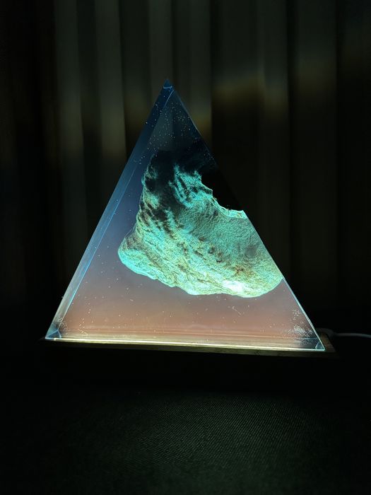 Лампа. Світильник. Нічник. Лампа-нічник з епоксидної смоли та дерева.