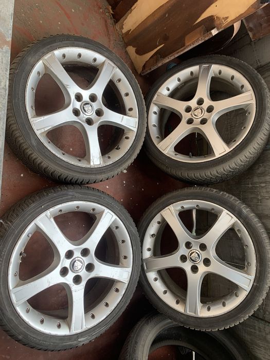 Комплект зимової гуми Laufenn 225 40 з дисками  borbet r18 5/108 ford