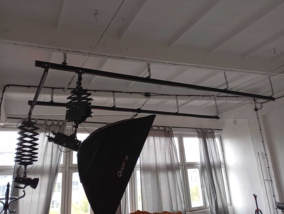 Wyposażenie studia fotograficznego - lampy, pantografy, softboxy