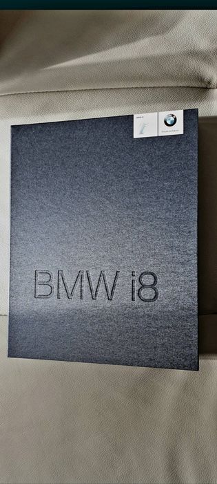 Prospekt BMW i8, na innej Audi Q7, A8, A6, Q5, BMW 8, 7, 5 ...