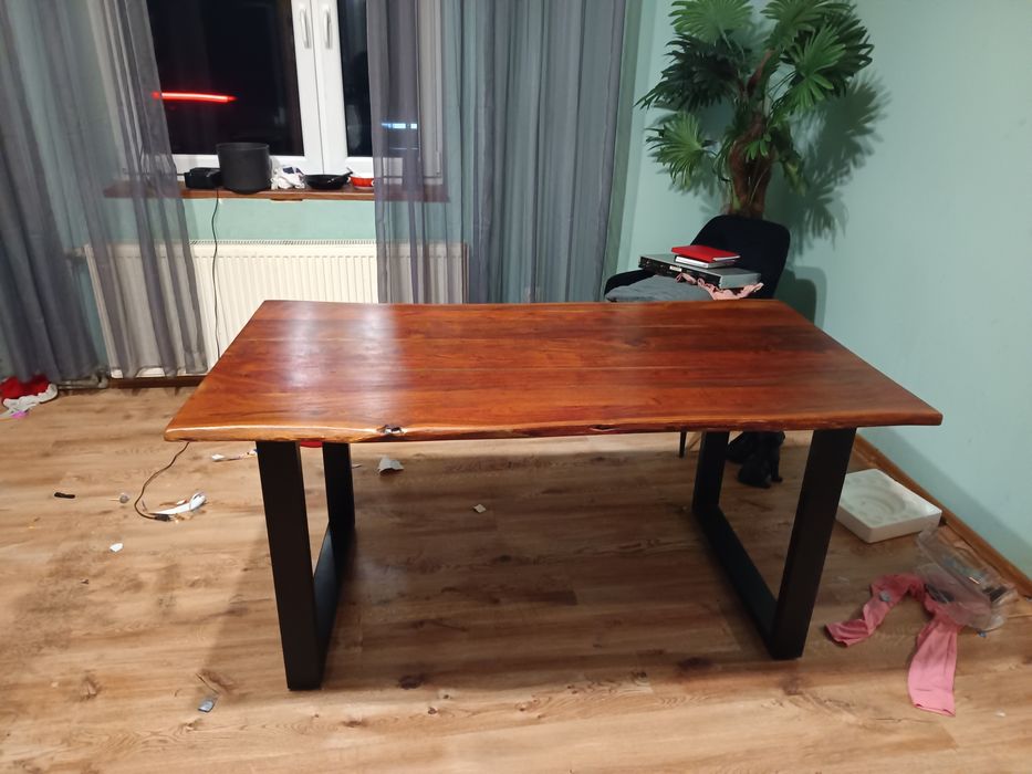 Sprzedam stół ciężki i w bardzo dobrym stanie