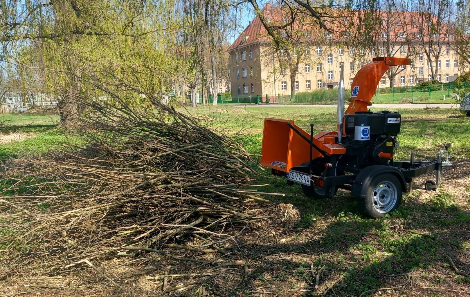 Rębak spalinowy/rozdrabniacz gałęzi/ czyszczenie działek