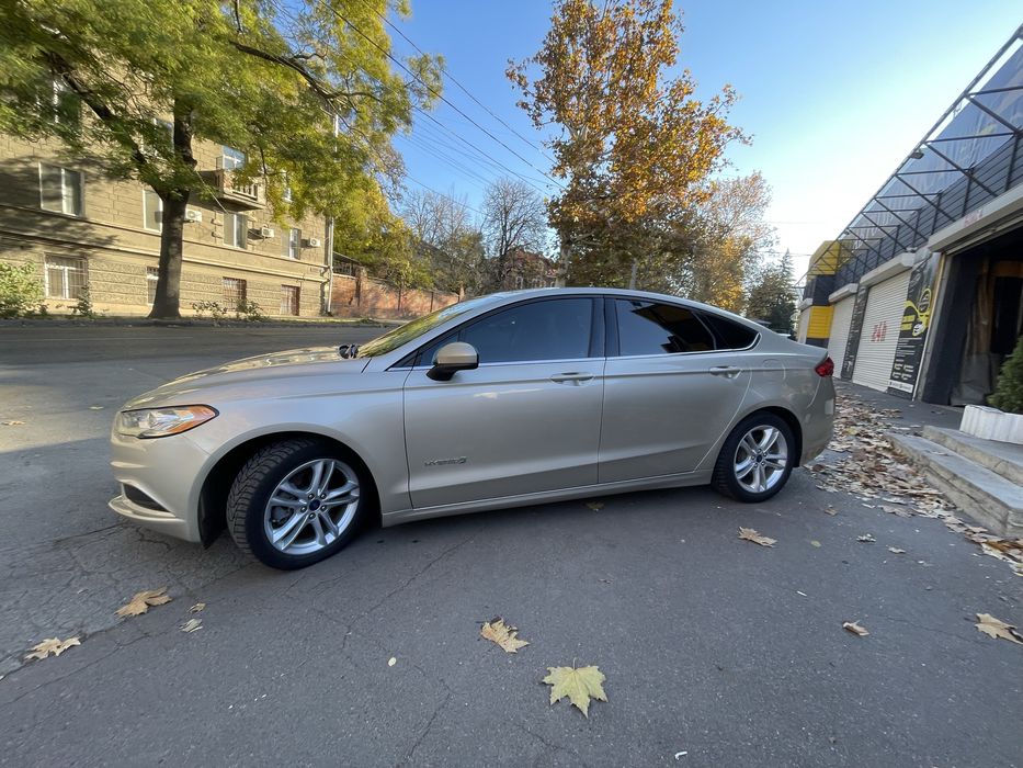 Ford Fusion Hybrid в аренду. RedRent.