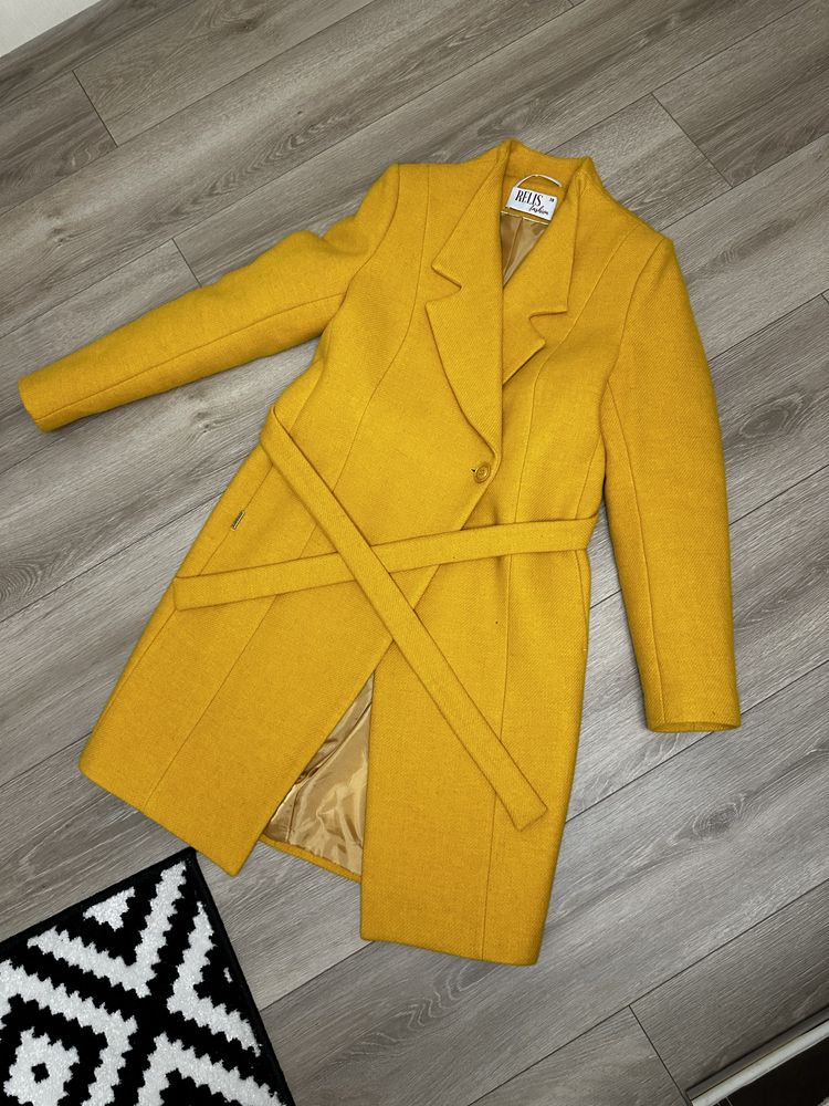 Жовте шерстяне  пальто  в ідеальному стані Relis fashion