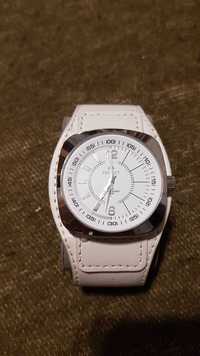 Zegarek z szerokim białym paskiem z eko skŏry