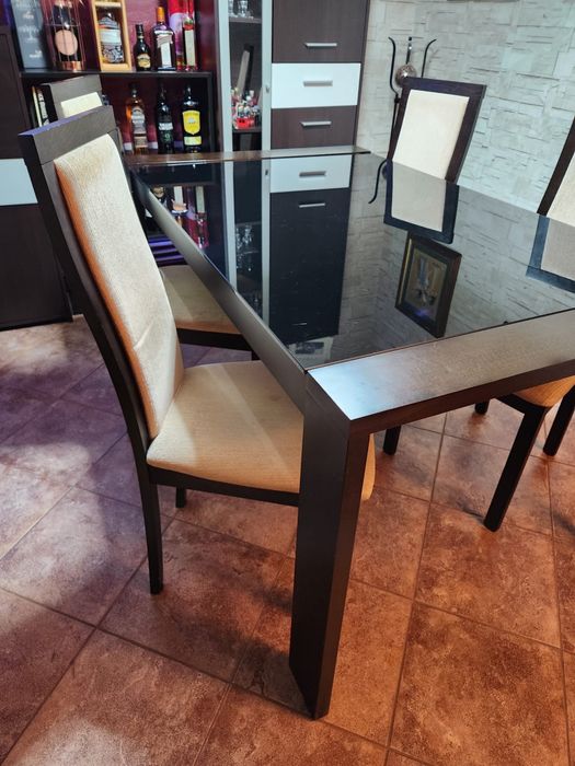 Conjunto de mesa e 6 cadeiras
